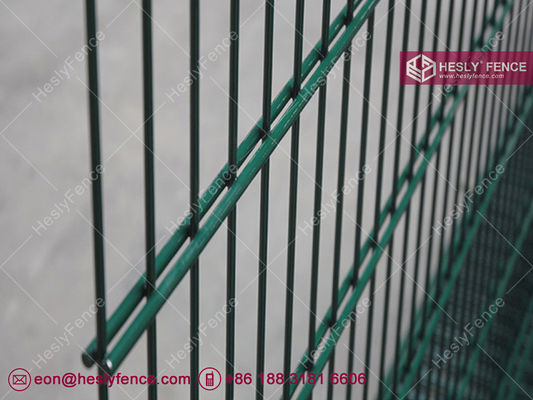 الصين سياج شبكي سلكي مزدوج مزخرف | 868 لوحة شبكية صلبة | سياج شبكي ديكور | فتحة 60 × 200 ملم | 60X60 عمود SHS - هيسلي المزود