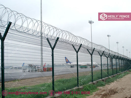 الصين ألواح 3D لحام شبكة الأسلاك السياجية ، RAL6005 مطلية بـ PVC ، 2.4mX2.5m ، سياج أمن محيط المطار المزود