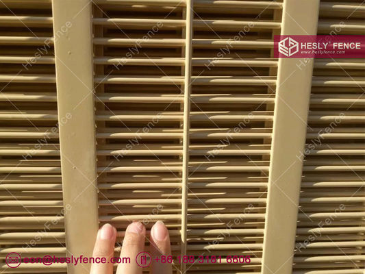 الصين 358 سياج شبكي أمني | قضيب مسطح مقوى 25 × 2.0 مم | فتحة مائلة 1/2 بوصة × 3 بوصة | مقاوم للقطع | مقاوم للتسلق | سياج عالي الأمان المزود