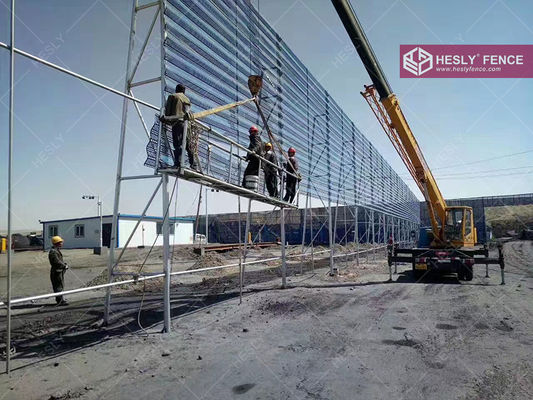 الصين لوحات كسر الرياح ذات ارتفاع 6 أمتار معدن مثقوب لمنطقة تخزين الفحم ، طول 6 أمتار ، لون أزرق RAL5005 المزود