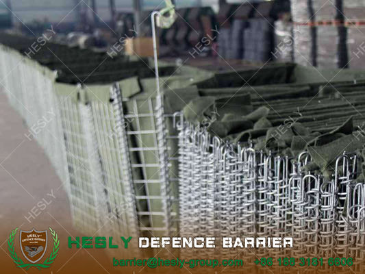حاجز دفاعي عالي ارتفاعه 2.21 متر وعرضه 1.06 متر المزود