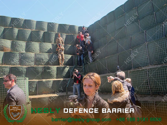 حاجز دفاعي عالي ارتفاعه 2.21 متر وعرضه 1.06 متر المزود