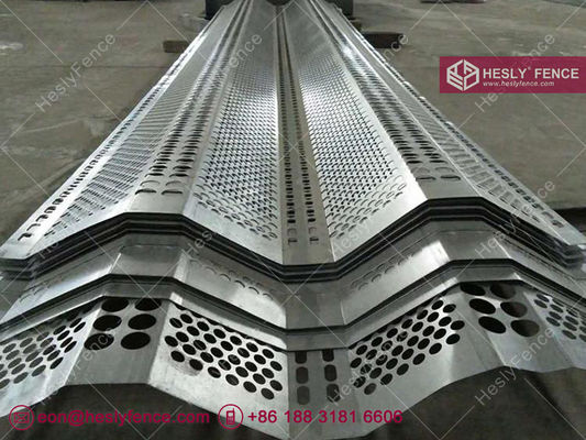 لوحات كسر الرياح مثقوبة مزدوجة لسيطرة الرياح والغبار عرضها 900 مم وطولها 5 أمتار المزود