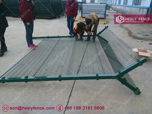 ألواح 3D لحام شبكة الأسلاك السياجية ، RAL6005 مطلية بـ PVC ، 2.4mX2.5m ، سياج أمن محيط المطار المزود