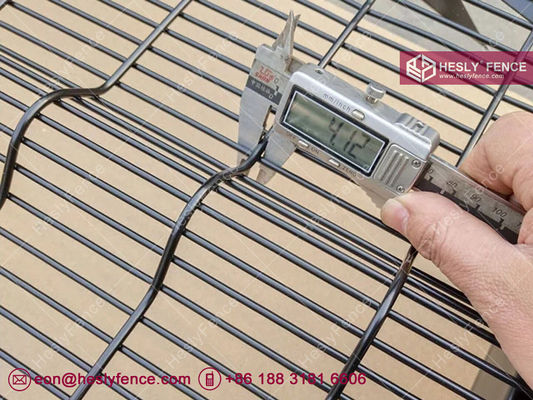 سياج مضاد للتسلق عالي الأمن RAL6005 اللون الأخضر الصين المصنع المزود