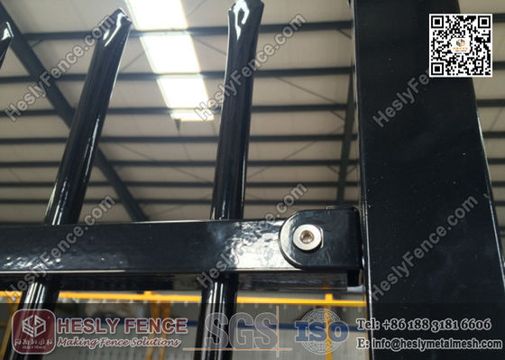 1.8 م × 2.1 م لوحات السياج المعدني الملحومة الزينة مع اللون الأسود PVC المغلفة المزود