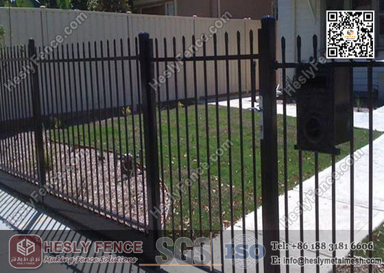 1.8 م × 2.1 م لوحات السياج المعدني الملحومة الزينة مع اللون الأسود PVC المغلفة المزود