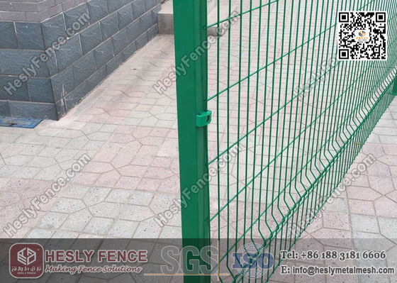 2.0m ارتفاع X 2.5m عرض حلف السلك الأمن الشبكة الألواح السياجية مع اللون الأخضر PVC مطلية المزود