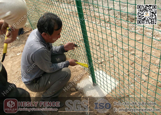 حواجز حائطية مصفحة 50×50 ملم ثقب مربع RAL6005 أخضر مغلف بالبيفيكس المزود