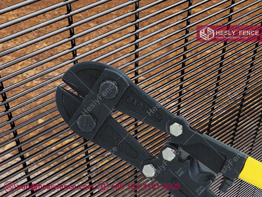 358 سياج شبكي عالي الأمان | مقاوم للتسلق والقطع | مطلي بالمسحوق الأسود | لوحة 2.5 × 3.0 متر | HeslyFence، الصين المزود