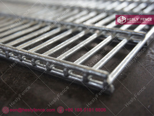 سياج شبكي أمني واضح الرؤية | لوحة شبكية مضادة للتسلق 2D 358 | فتحة 1/2 بوصة × 3 بوصة | مجلفن بالغمس الساخن | HeslyFence المزود