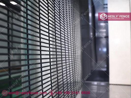 سياج شبكي أمني واضح الرؤية | لوحة شبكية مضادة للتسلق 2D 358 | فتحة 1/2 بوصة × 3 بوصة | مجلفن بالغمس الساخن | HeslyFence المزود