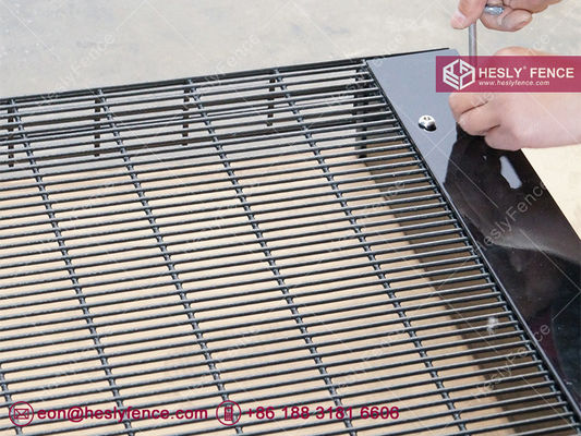 سياج شبكي أمني واضح الرؤية | لوحة شبكية مضادة للتسلق 2D 358 | فتحة 1/2 بوصة × 3 بوصة | مجلفن بالغمس الساخن | HeslyFence المزود