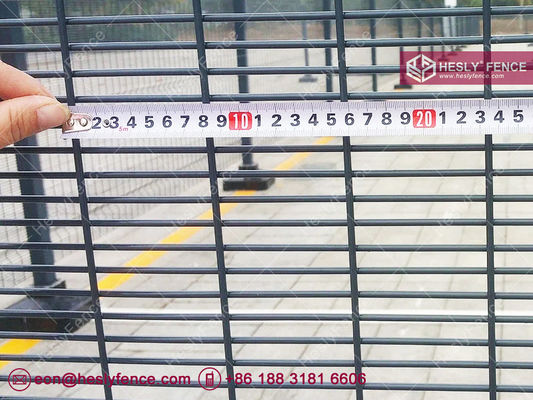 358 شبكة سياج أمني | سلك 8 مقياس | فتحة 1/2 بوصة × 3 بوصة | مطلي بالمسحوق الأخضر - Hesly Fence - الصين المزود