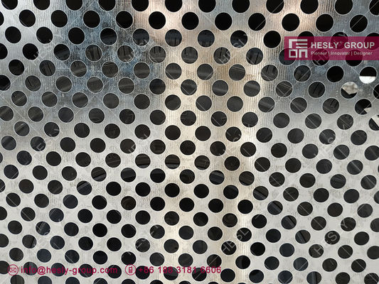 قطب معدني مثقوب من الفولاذ المنخفض الكربون. فتحة مستديرة بعمق 10 ملم. نمط فتحة متذبذبة. المزود