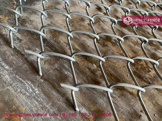 شبكة سياج متشابكة بسلك فولاذي 3 مم، فتحة 30 مم، قوة شد عالية 1770 ميجا باسكال، طبقة زنك 150 جرام، HeslyFence الصين المزود