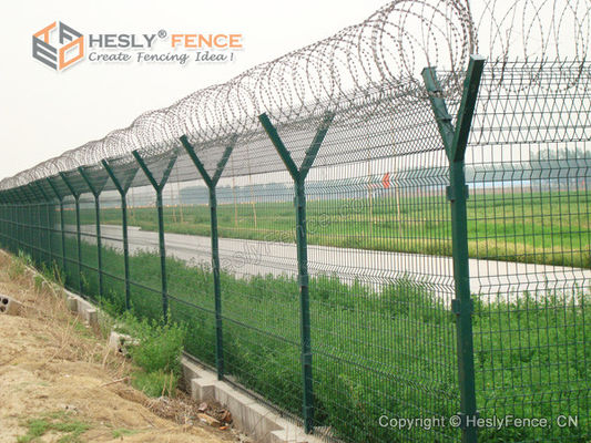 سياج أمني بمحيط المطار بارتفاع 2.8 متر مع ملف كونسرتينا علوي، شبكة مضادة للتسلق، مطلية بـ PVC RAL6005 المزود