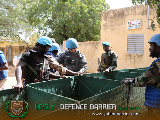 الحاجز العسكري للأمم المتحدة PKF HESLY Bastion Barrier ، ارتفاع 1.37m محاط بمنسوجات الأرضية الثقيلة ، اللون الأخضر المزود