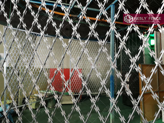 لوح شبكي شفرة ملحوم بالماس، 1.8 × 6.0 متر، مطلي بالمسحوق، HeslyFence الصين المزود