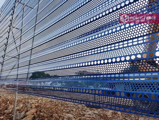 لوحات كسر الرياح ذات ارتفاع 6 أمتار معدن مثقوب لمنطقة تخزين الفحم ، طول 6 أمتار ، لون أزرق RAL5005 المزود