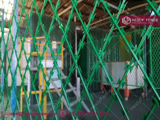 سياج شبكي ملحوم مع طلاء مسحوق، شفرة حلاقة BTO-22، ثقب ماسي 75×150 مم، الصين HeslyFence المزود