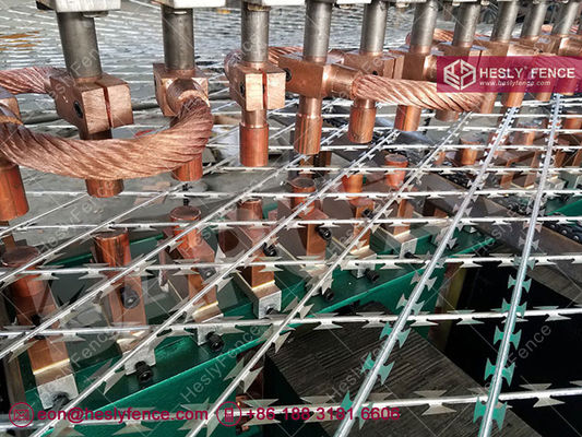 سياج شبكي ممزق مع طلاء مسحوق أخضر، شفرة حلاقة BTO-30، ثقب ماسي 150 × 300 مم، الصين HeslyFence المزود