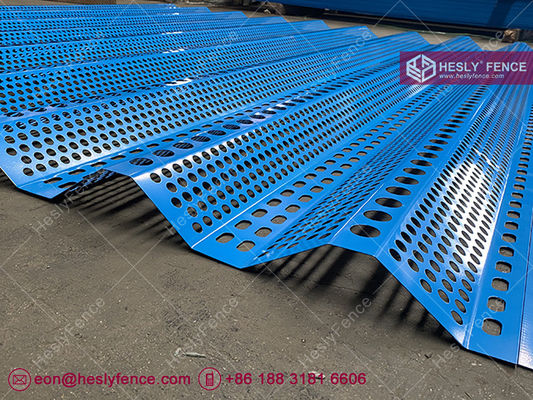 سياج واقٍ من الرياح مثقوب مموج | نسبة فتح 40% | مطلي بالمسحوق الأزرق | ارتفاع 10 متر - HeslyFence المزود